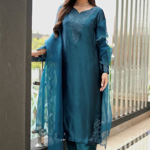 Costume pakistanais de luxe pour femmes, 3 pièces, brodé, parfait pour les occasions festives et formelles - Product Image 1