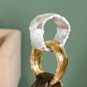 Escultura Moderna de Lujo con Anillos Entrelazados Abstractos y Acabado Metálico Texturizado en Plata, Oro y Bronce para Sala de Estar - Product Image 3