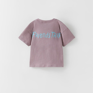 เฟรนด์สทริปเสื้อยืดคอกลมแขนสั้นพิมพ์ลายสำหรับเด็กผู้ชาย - Product Image 1