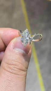 Bague de fiançailles solitaire en or blanc 14 carats avec diamant de laboratoire taille marquise 1 carat, bijou de mariée élégant - Product Image 2