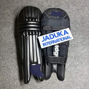 Protège-tibias de cricket noirs personnalisés 2026 de haute qualité et confortables, équipement de protection de qualité avec logo et couleur personnalisables - Product Image 1