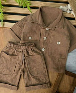 Conjunto coordinado de algodón muselina orgánico premium para niños, camisa y pantalones cortos de doble gasa en verde salvia. - Product Image 4