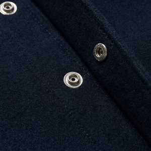 Blouson universitaire bleu marine pour homme avec manches crème et rayures blanches, veste décontractée en polaire, col rabattu, coupe classique - Product Image 4