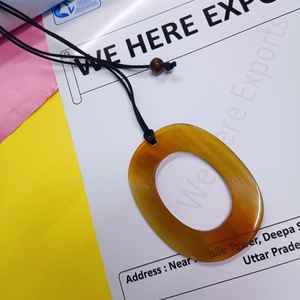 Colgante Artesanal de Cuerno de Búfalo con Recorte Ovalado en Cordón Negro Tonos Marrones Naturales para un Estilo Étnico y Casual Elegante - Product Image 2