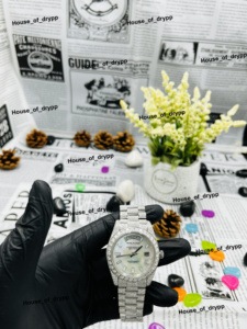 Montre avec cadran serti de diamants, boîtier en acier inoxydable, lunette en diamants de laboratoire VVS et design élégant pour unisexe - Product Image 4