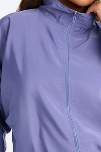 Ensemble décontracté 2 pièces coupe-vent léger pour femme : sweat à capuche zippé à col montant et short à coupe décontractée avec poignets élastiques - Product Image 3