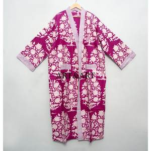 Kimono de algodón con estampado floral tradicional para mujer, diseñado como ropa de dormir relajada y elegante bata de descanso para dormir. - Product Image 3