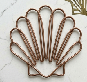 แผ่นรองจานโลหะลายดอกไม้สีทองแดง ทนความร้อน ทำมือ ลายเส้นศิลป์ - Product Image 3