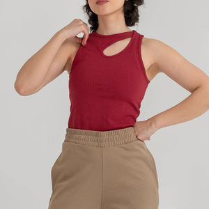 Top sin mangas rojo acanalado para mujer con cuello moderno y textura acanalada, elegante top sin mangas hecho a medida para mujer - Product Image 1