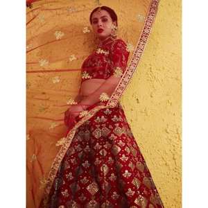 Hermoso rojo bordado de seda de la boda del novio desgaste Lehenga Choli con Dupatta - Product Image 3