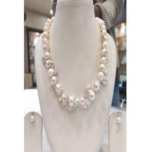 Juego de Collar y Aretes de Perlas de Imitación de Primera Calidad Radiant, Grado AA, Moderno, de 1 Hilera, para Bodas, Compromisos y Fiestas - Product Image 1