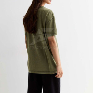 เสื้อยืดสไตล์ลำลองสำหรับผู้หญิง ล้างสีแบบแอซิดวอช ออกแบบมาเพื่อตู้เสื้อผ้าสมัยใหม่และความสบาย เสื้อยืดล้างสีแบบแอซิดวอชสำหรับผู้หญิง - Product Image 2