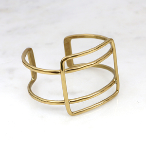Brazalete Geométrico de Latón Hecho a Mano, Brazalete Abierto Minimalista Estilo Boho, Joyería Ajustable en Tono Dorado, Regalo para Ella - Product Image 3