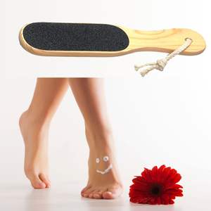 Exfoliante de pies de madera UBI con mango largo de madera y papel de lija para eliminar callosidades, piel muerta, pies y talones secos, para usar en la ducha. - Product Image 3