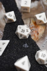 Jeu de dés en os naturel durable fait main, dés de jeu traditionnels sculptés sur le thème des animaux pour jeux de société et cadeaux de mariage - Product Image 3