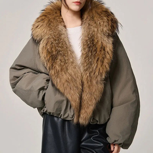 Manteaux d'hiver personnalisés OEM pour femmes, style bomber ample et tendance, rembourrés de duvet de canard blanc, col en fourrure de renard, respirants et très chauds - Product Image 1