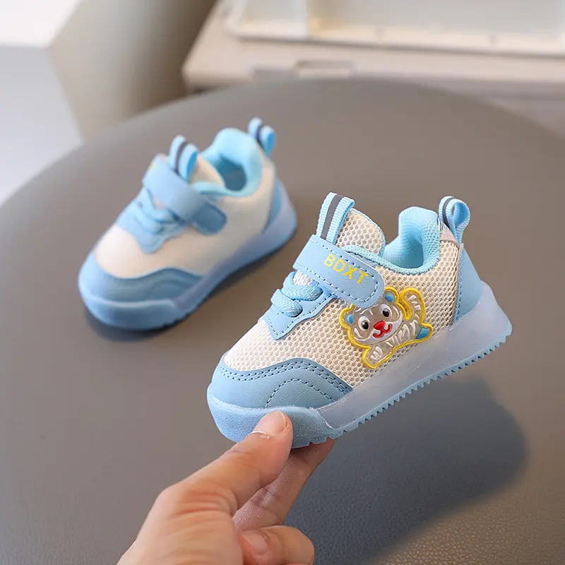 Sapatos de bebê outono novos de malha de fundo macio desenhos animados sapatos decorativos para crianças calçados esportivos casuais macios e respiráveis para bebês meninos