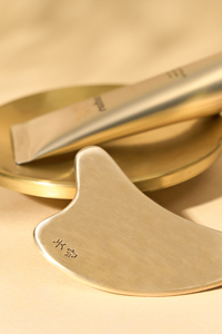 Outil facial Gua Sha en forme de cœur NOBBAN, bronze coréen Bangjja Yugi (alliage 78:22), lifting en V et massage du visage - Product Image 3