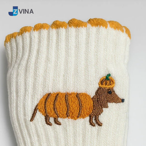 Chaussettes de Pilates personnalisées avec motif brodé Teckel Citrouille pour femmes, usage quotidien pour Halloween, pour les amoureux des chiens et des animaux de compagnie - Product Image 2
