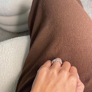 Anillo de Compromiso de Oro de 18K con Diamante Cultivado en Laboratorio de Corte Ovalado de 5 Quilates y Cinco Piedras para Mujer |   Joyería nupcial de lujo certificada | - Product Image 6