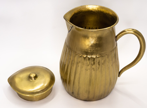 Pichet à eau vintage en métal doré cannelé avec couvercle bombé et poignée courbée, vaisselle tendance, pichet en cuivre poli - Product Image 4