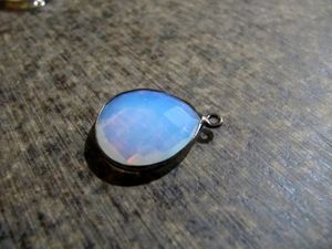 Conector de Bisel con Forma de Corazón de Cuarzo Ópalo Blanco Facetado de 20mm, con un Solo Bucle, Elige el Color de Revestimiento, Se Vende por Pieza - Product Image 3