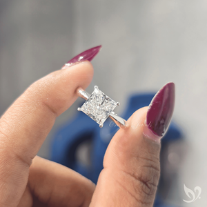 Bague de fiançailles de luxe en or blanc 10 carats avec diamant solitaire de 3 carats de taille princesse cultivé en laboratoire et sertissage à tige pliée - Product Image 5