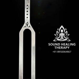 Diapason géant isolé en aluminium poli blanc - Product Image 1