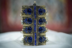 Bracelet à breloques multicouche avec pièces de monnaie afghanes, gravures détaillées et travail métallique orné, inspiré du style nomade - Product Image 5