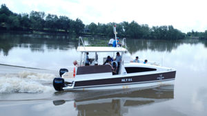 Yacht à voile 27 pieds, moteur in-bord, sport, sur mesure |   Visite d'usine et expérience de voyage de luxe |   Dimensions : 840,7 L x 459,7 W x 205,7 H cm - Product Image 3