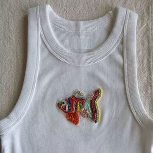 Débardeur court d'été pour femme en coton côtelé blanc, fait main, personnalisé, sans manches, avec broderie de crabe et méduse perlée - Product Image 3