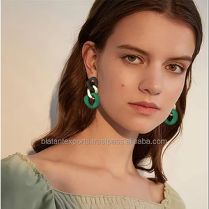 ต่างหูห่วงเรซิ่นดีไซน์เนอร์ระดับพรีเมียม รูปทรงคู่รัก สำหรับผู้หญิงและเด็กผู้หญิง สไตล์มินิมอล คลาสสิก ชุบทอง ทำด้วยมือ ของขวัญส่วนตัว - Product Image 3