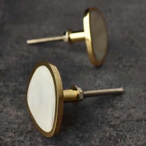 Poignée de meuble en laiton moulé avec incrustation de nacre, design minimaliste texturé - Product Image 1