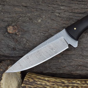 Cuchillo de Caza Hecho a Mano de Grado Industrial con Hoja Dentada de Acero de Damasco, Mango de Madera de Palisandro, Funda de Cuero, Personalización OBM - Product Image 3
