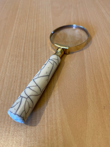 Loupe en métal artisanale avec poignée effet marbre, loupe de lecture vintage antique, accessoire de bureau décoratif - Product Image 4