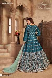 Fournisseur indien de salwar kameez en soie artificielle et santoon, aux couleurs éclatantes et au travail de miroir véritable, pour des tenues de festival magnifiques. - Product Image 2