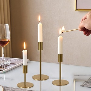 Los detalles cálidos en latón fomentan la relajación y la tranquilidad. La superficie reflectante del portavelas realza la iluminación en capas. - Product Image 3