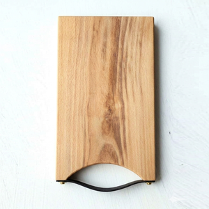 Planche à découper élégante en bois avec base incurvée unique et poignée en cuir noir élégante, idéale pour couper les légumes - Product Image 3