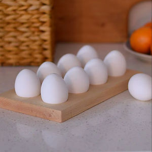 Support à œufs en bois durable pour une utilisation quotidienne en cuisine, offrant un rangement fiable pour les œufs grâce à la solidité du bois naturel. - Product Image 1