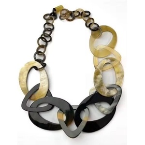 Collar Artesanal Ecológico de Cuerno de Búfalo y Buey Natural, Estilo Rústico Moderno y Pulido, con Cadena de Cuerno y Cuentas, por Curio Craft - Product Image 5