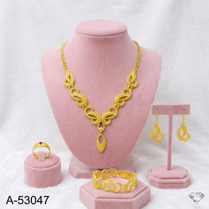 ชุดสร้อยคอและกำไลข้อมือผู้หญิงสุดหรู ดีไซน์ทันสมัย ชุบทอง 24K ประดับเพชรซิคอนทรงคุชชั่น พร้อมสร้อยแบบกล่องและไข่มุกเทียม สำหรับโอกาสพิเศษ - Product Image 4