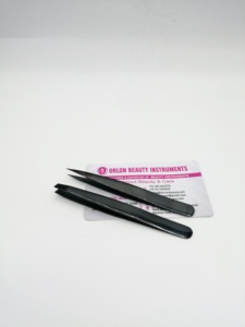 Juego de Pinzas para Cejas de Plasma Negras, Precio de Fábrica al por Mayor, con Nombre de Marca Personalizado, Pinzas para Cejas Puntiagudas Inclinadas Probadas a Mano - Product Image 1