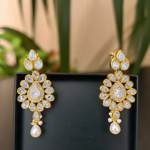 Parure de bijoux plaquée or avec collier et boucles d'oreilles en perles Kundan pour femme, classique, pour mariage, avec serti griffe taille poire - Product Image 2
