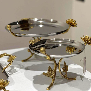 Support à gâteau élégant en métal sur trépied, orné d'éléments floraux dorés et d'une base en feuilles botaniques, de haute qualité pour un service de luxe - Product Image 4