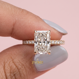 Anillo de Compromiso de Diamante Corte Radiante Premium en Oro de 18K con Pavé, Anillo de Novia Solitario - Product Image 4