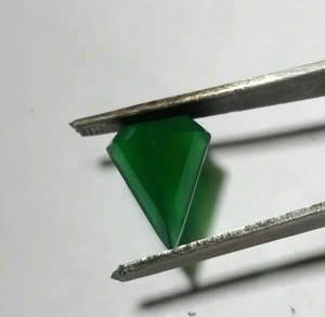 Pierre précieuse naturelle en onyx vert, pierre d'onyx verte pour bijoux, anneaux, pendentifs, perles, vente en gros, qualité supérieure. - Product Image 1