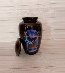 Urna Funeraria Grande de Latón Estilo Americano Personalizada al por Mayor para Cenizas Humanas con Grabado de Corazón y Acabado Dorado - Product Image 1