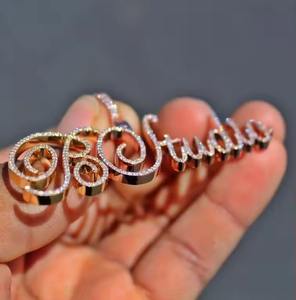 Colgante Personalizado para Hombre con Moissanita Natural de 1.50CT, Plata 925 Chapada en Oro de Dos Tonos con Nombre en Letras para Fiestas - Product Image 4