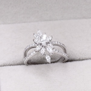 Anillo de oro blanco de 18k con diamantes marquesa naturales y diseño floral de tallo dividido, al por mayor, Memoria Jewels - Product Image 3