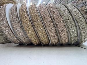 ริบบิ้นแต่งขอบด้วยลูกปัดมุกและลายปักดิ้นทองสำหรับชุดเจ้าสาวแบบส่าหรีและเลเฮนกา - Product Image 2